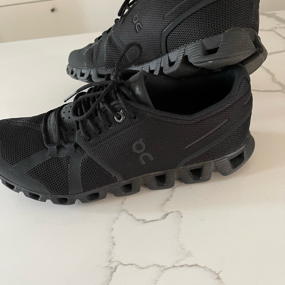 Brand new On Cloud running size 9 includes original shoe box. Worn once.